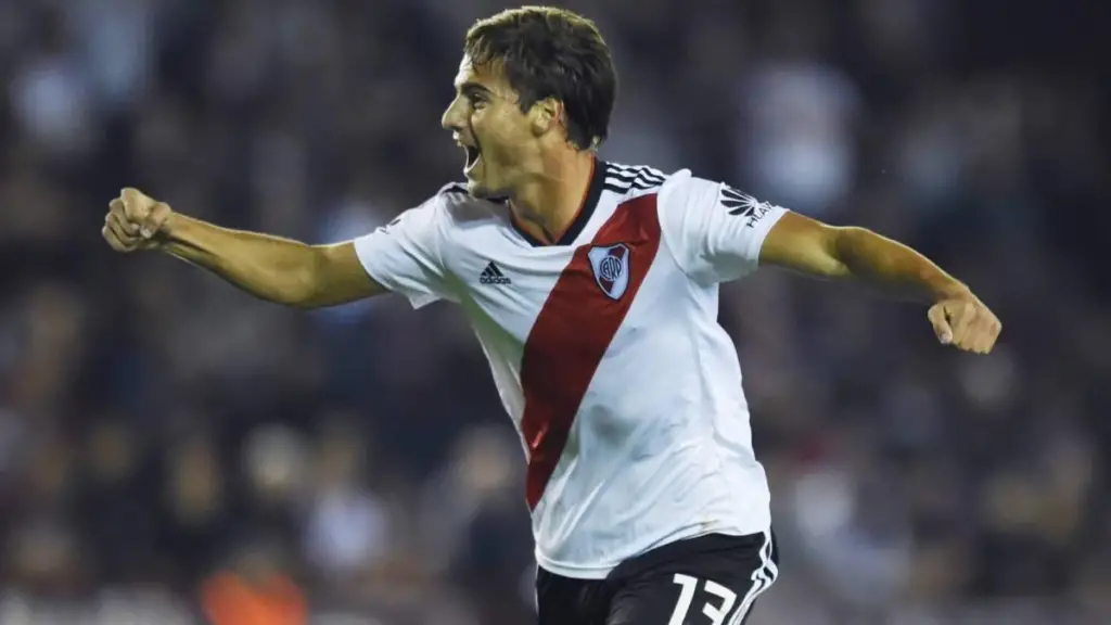 Santiago Sosa con la camiseta de River.